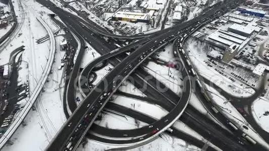 冬季在道路立交桥上的空中观景车运动。 高速公路路口的堵车视频