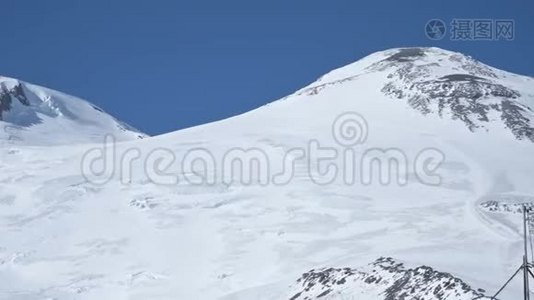 雪高加索冰川山脉在阳光明媚的日子里的全景图视频