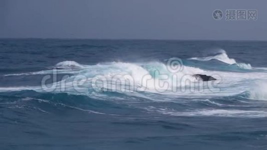 暴风雨天气，海浪冲击着海岸线视频