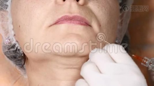 从美容诊所的一位老年妇女的面部皮肤上看。 4千克视频