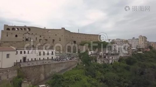 那不勒斯圣埃尔莫城堡鸟瞰图。无人驾驶飞机飞越城堡俯瞰海湾和城市视频