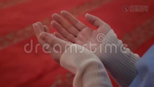 女人用手掌祈求上帝帮助伊斯兰清真寺视频