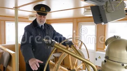 船长在舵房里掌舵.视频