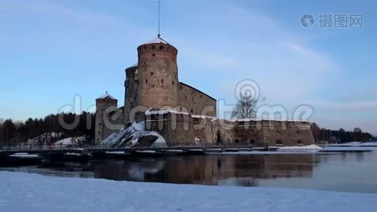 黄昏时分，古老的奥拉夫林纳城堡。 芬兰萨文林纳视频