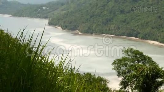 萨梅岛茂密地点缀着树木和植被。 令人惊叹的天堂、热带异山景观视频