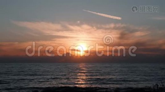 地中海日落. 日落时橙色多云的天空。 夜幕降临时的地中海。 橙色黄昏时美丽的海洋。 橙色B视频