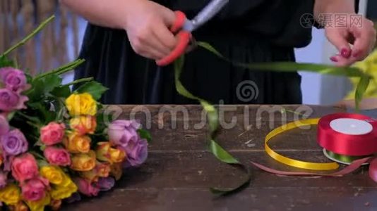 女花匠作品剪彩系花束从玫瑰，手特写。视频