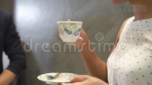 多种族妇女坐着喝一杯茶或咖啡。视频