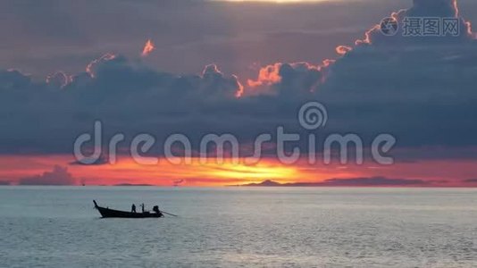 日落时在海上航行。 日落时分，小划艇漂浮在平静的海水上视频