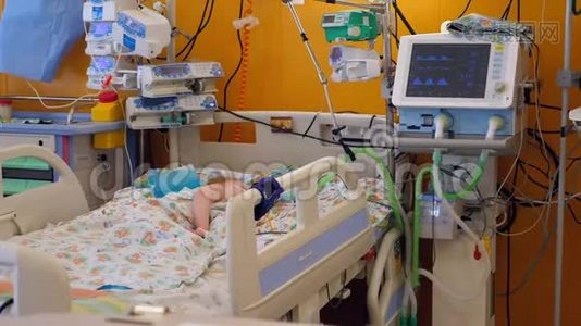 一个孩子睡在现代病房的病床上。视频