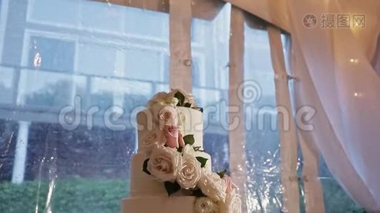 在四层婚礼蛋糕和大玫瑰上慢镜头视频