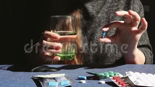 女性服用药物-蓝色胶囊和一杯水，保健理念视频
