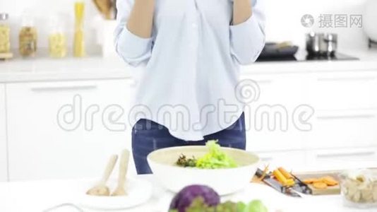 亚洲女人准备蔬菜做沙拉当午餐视频
