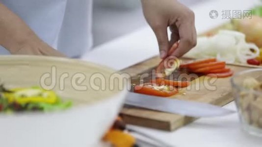 亚洲女人准备蔬菜做沙拉当午餐视频
