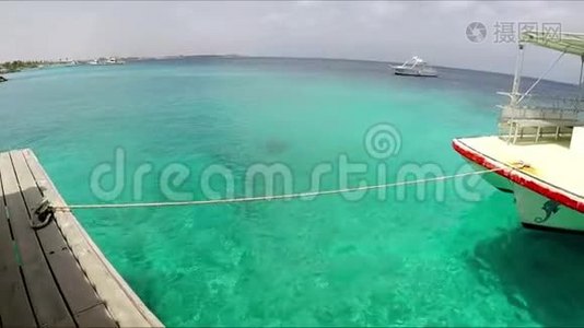 在热带异国天堂岛海湾的蓝色海面上漂浮着潜水艇。视频