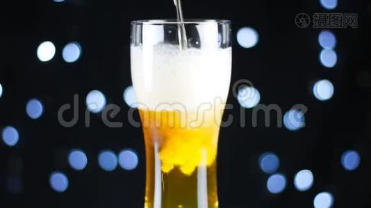 在装有水滴的玻璃杯里放淡啤酒。 酒吧里有啤酒。 轮调视频