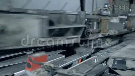 金属输送机与白纸在印刷室工作。视频