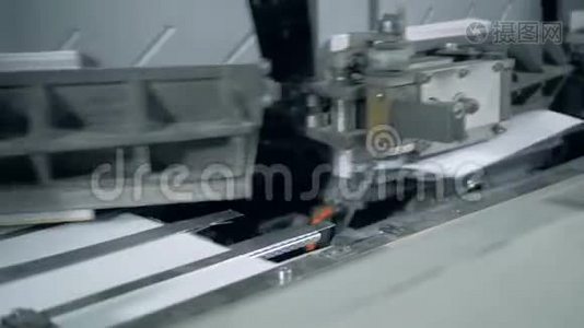 自动机器在一条线上用纸盖工作。视频