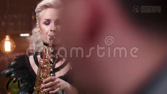 在萨克斯管演奏的女音乐家的镜头视频