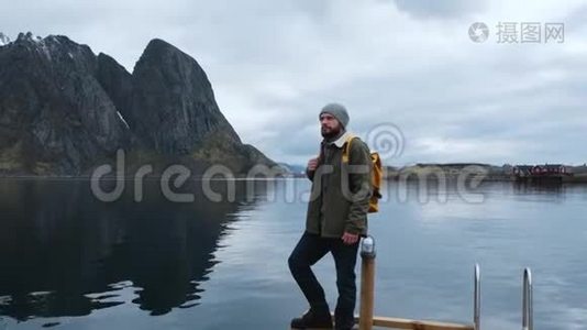 男游客凝视着美丽的风景。 令人惊叹的海洋，平静的水面。 高山清净蓝天..视频