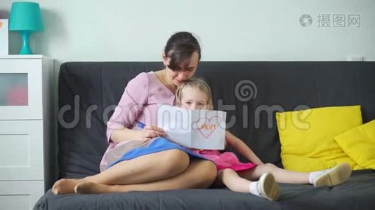 母亲在读明信片时亲吻女儿视频