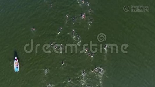 运动员在河上游泳比赛的高空向下，附近有救生艇视频