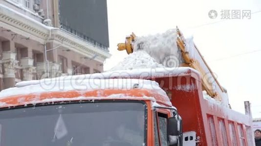 工人和专门的除雪设备清除了街道上的积雪。视频