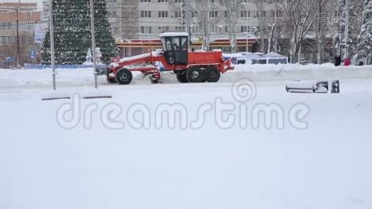 挖掘机清扫城市大量积雪的街道..视频