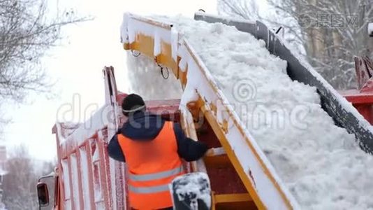 工人和专门的除雪设备清除了街道上的积雪。视频