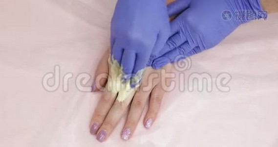 美容院手部和手指的助糖脱毛，特写视频
