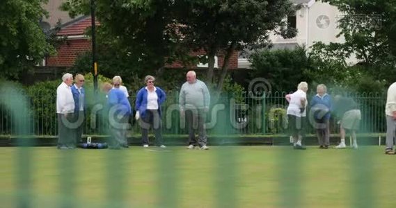 活跃的老年人一起打保龄球视频