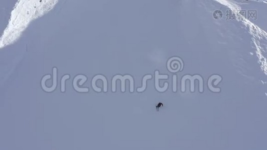 男子滑雪滑雪在雪坡鸟瞰。 滑雪者骑山上滑雪视频