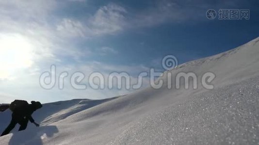 朝圣者爬上阿拉斯加的一座雪山。 北方冬季旅游协同登山。 一个小组视频