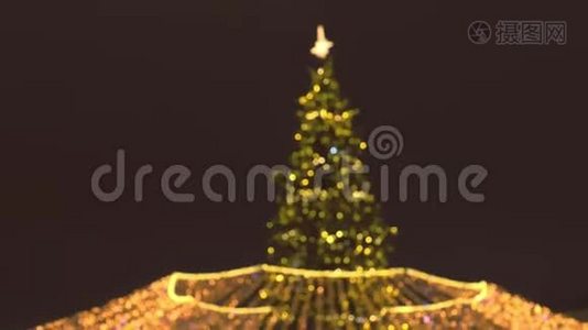 美丽闪烁的圣诞树在广场的夜晚，模糊。视频