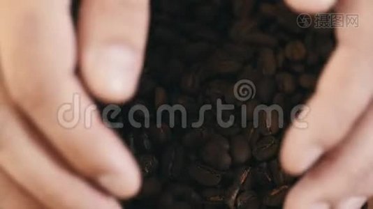 人从盘子里拿起一把咖啡豆特写，全是美味的4K阿拉伯视频