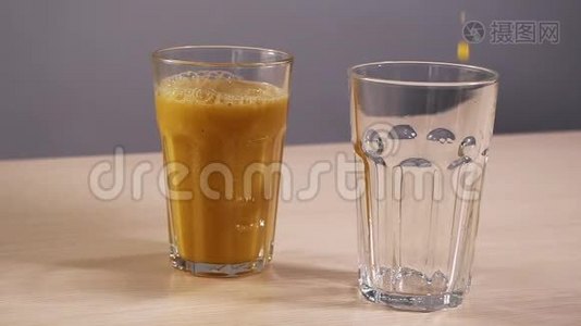 一杯空杯子，装满新鲜橙汁，慢动作，白色背景特写视频