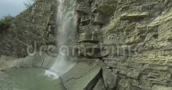 山上的瀑布视频