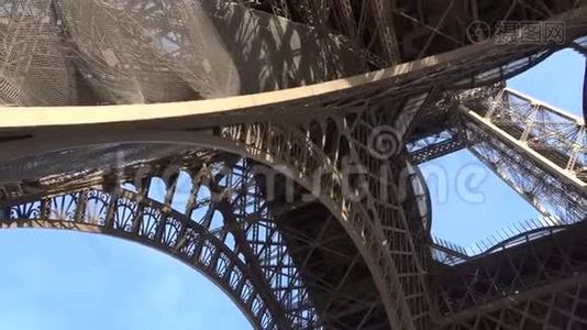 埃菲尔铁塔的底部景色视频