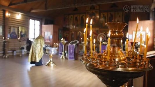 燃烧蜡烛。 秘密仪式的洗礼在东正教的背景上。 近距离射击。视频