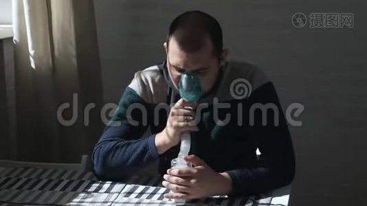 病人坐在沙发上用鼻吸器吸入。 把脸闭上。 使用雾化器和吸入器视频
