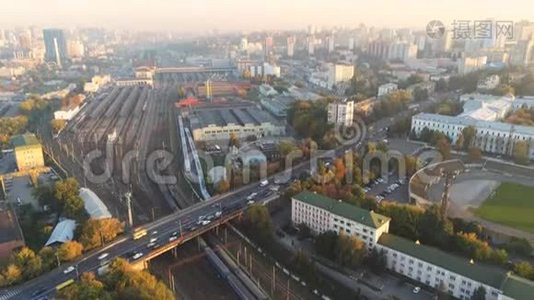 基辅中央铁路车站铁路枢纽的空中全景。 城市高速公路交通全景视频