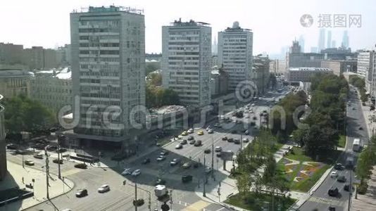 汽车在莫斯科路上行驶。 从上面看。 在大楼和广场周围视频