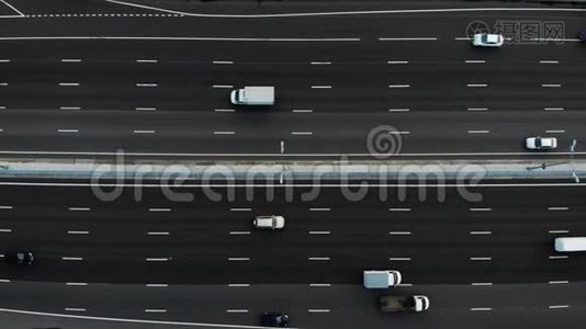 12车道高速公路的鸟瞰图，有许多卡车和汽车经过并驱车前往该地视频