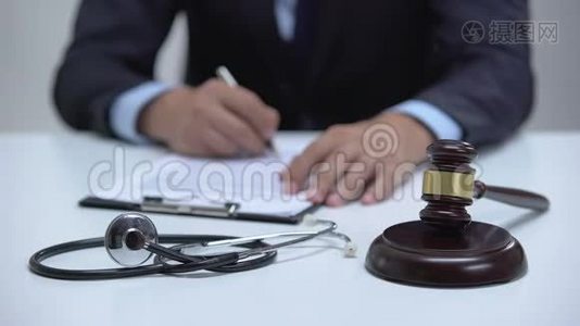 法官签署医疗错误逮捕令，在听诊器附近敲槌视频