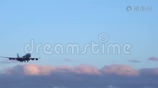 空中飞行的大型客机。 背景紫色和橙色的云视频