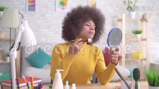现代公寓特写镜头中的非洲裔美国女性正面化妆照镜子视频