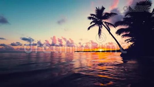 有云景和热带岛屿海滩的日出海景。 多米尼加共和国蓬塔卡纳度假村视频