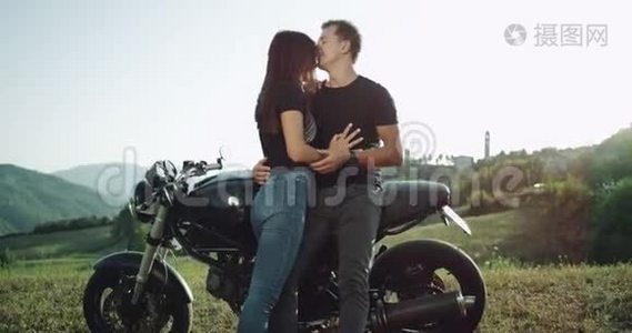 在令人惊叹的风景中，一对夫妇在摩托车旁度过了一段美好的时光视频