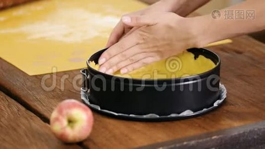 女人用苹果做自制馅饼视频