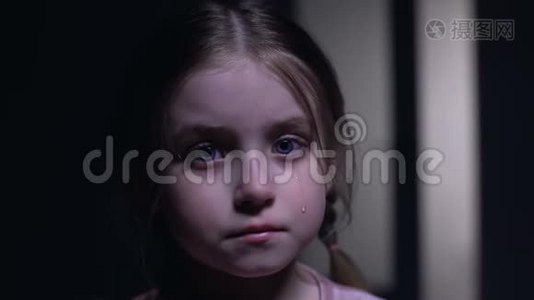 看镜头的哭泣的小女孩，家庭暴力的受害者，儿童权利视频